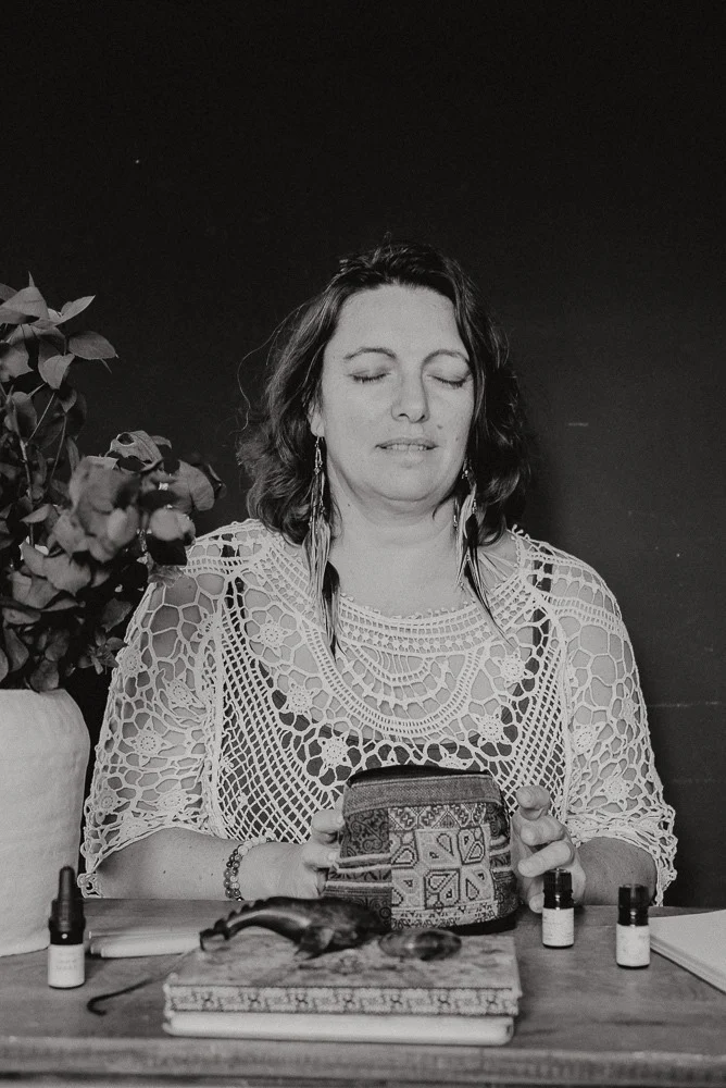 Portrait en noir et blanc de Myrtille, doula