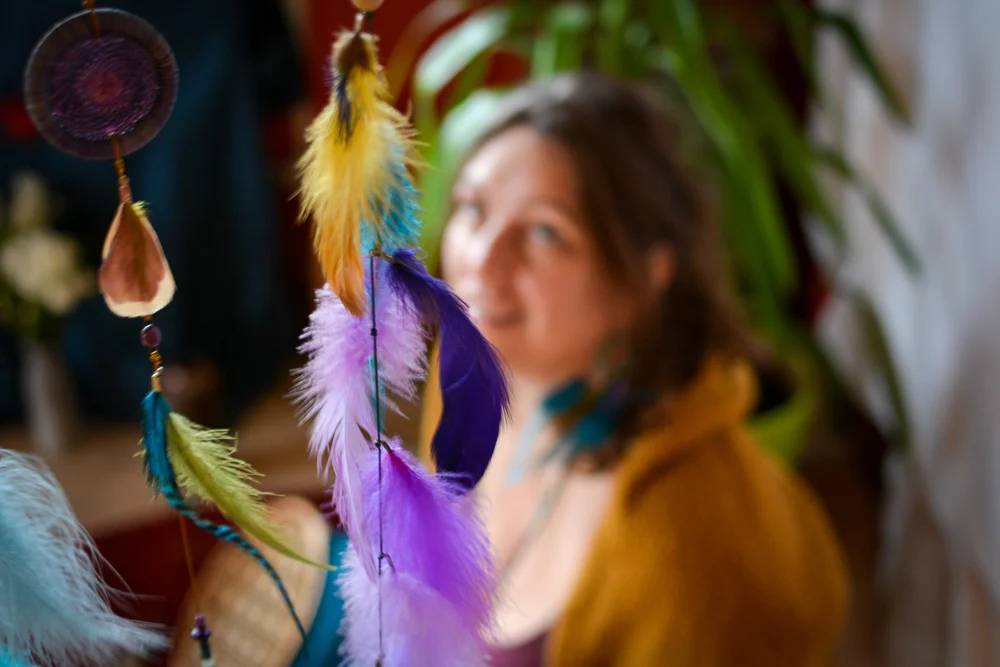 Myrtille entourée de plumes lors d’un soin
