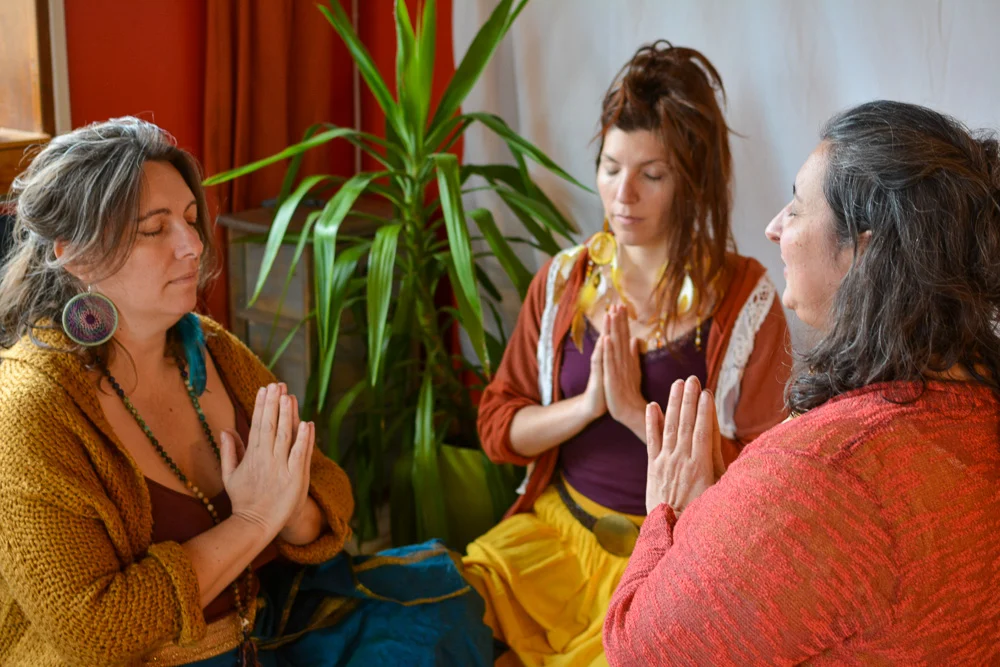 Myrtille en posture de yoga kundalini
