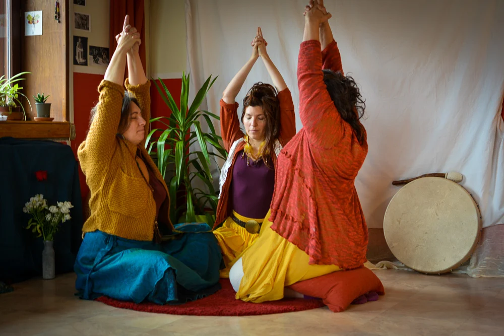 Séance de yoga prénatal en groupe
