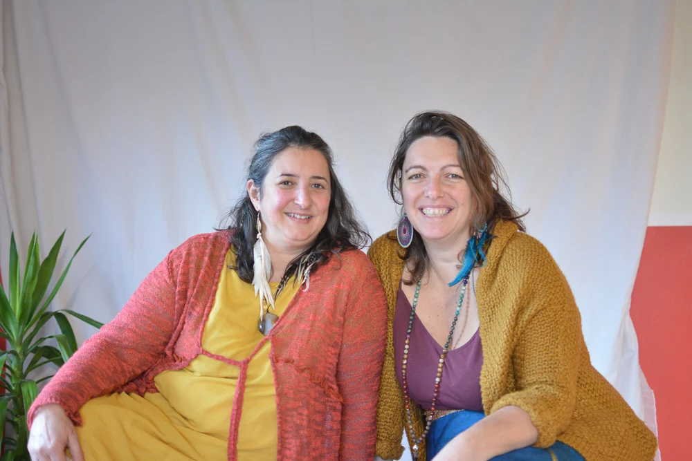 Myrtille et Cécile, les deux praticiennes du soin rebozo