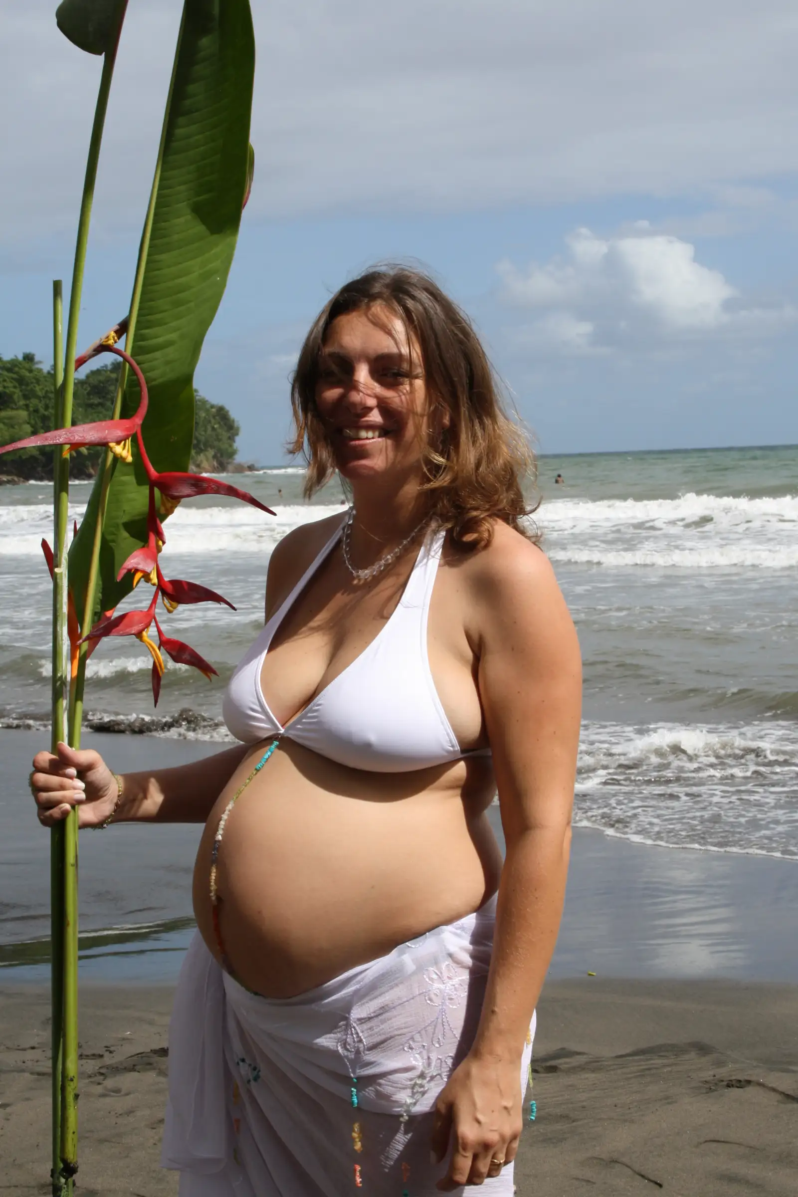 Future maman souriante, accompagnée pendant sa grossesse