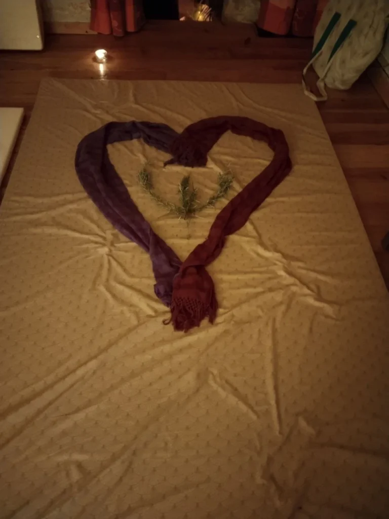 Rebozo disposé en cœur sur le lit de soin